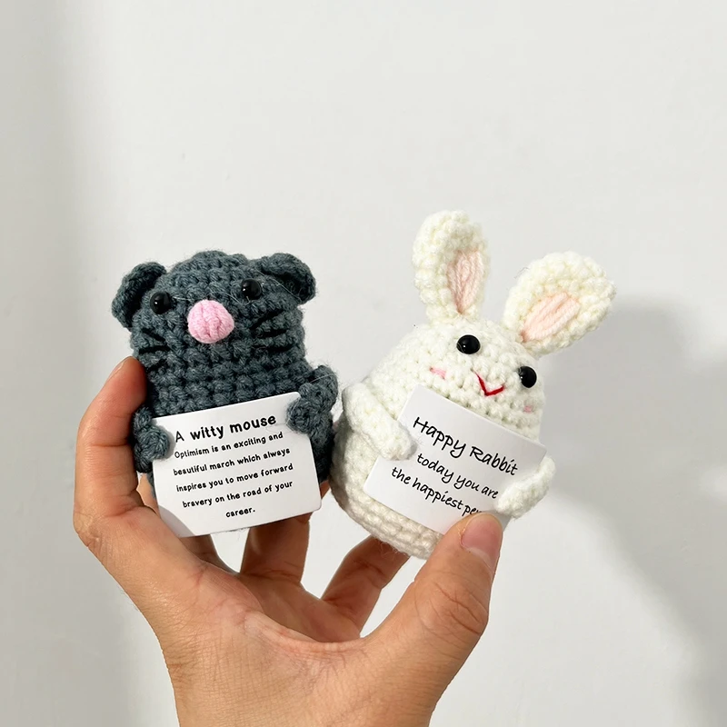 Положительная вязаная крючком энергетическая кукла с фруктами и овощами декор