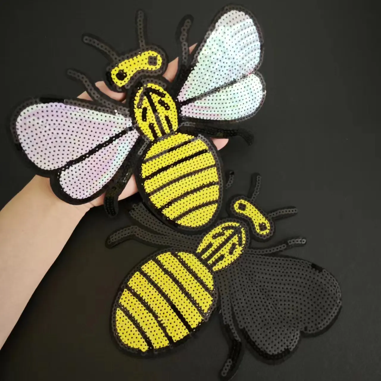 Сверкающая нашивка с блестками в виде мультяшной пчелы сделай сам пришитая