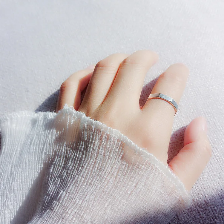 

Женское кольцо из серебра 925 пробы с геометрическим узором