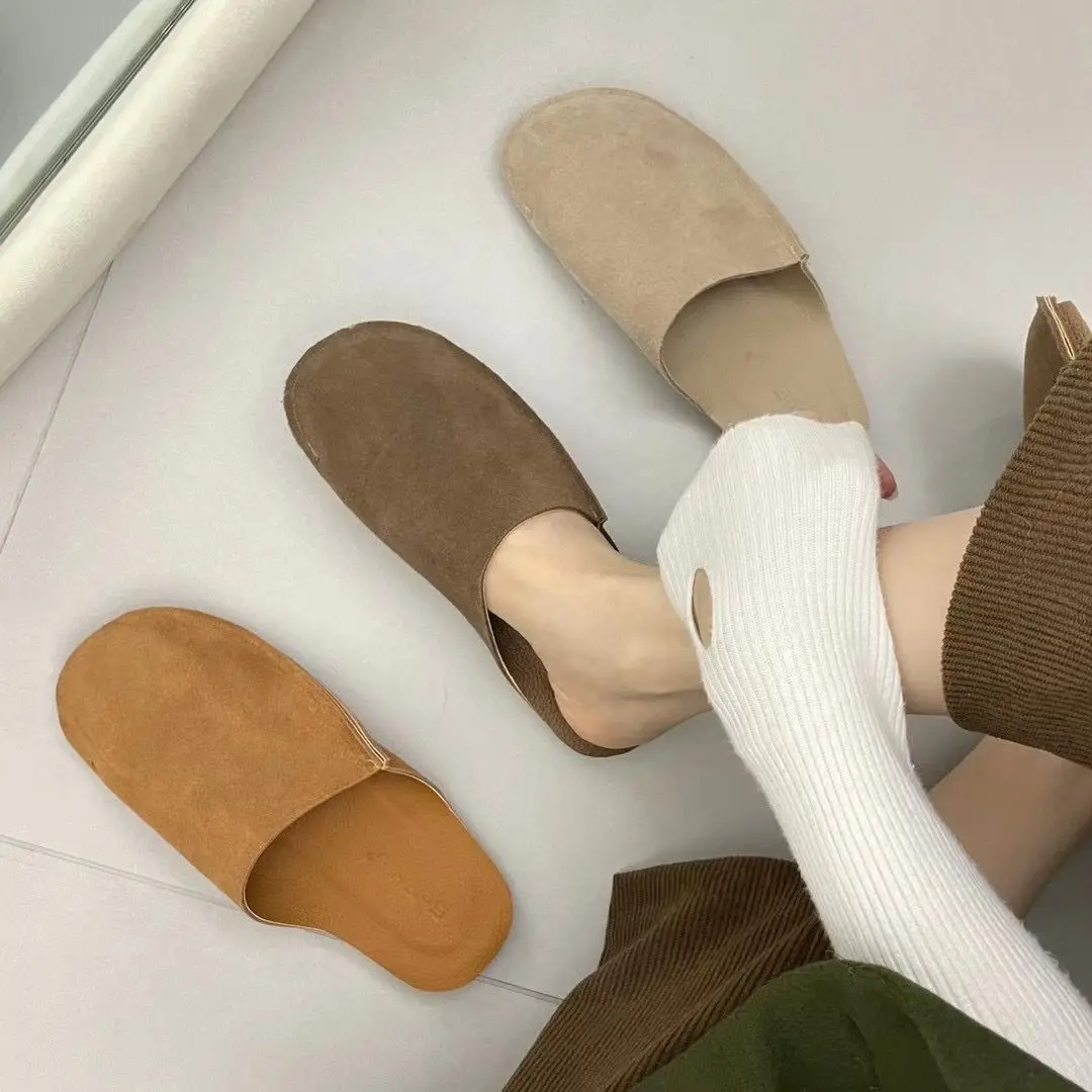 

New summer autumn slippers Women flat Closed Toe Shoes female soft sole Fashion Clogs Sandals Girls Retro Garden Mule Slides