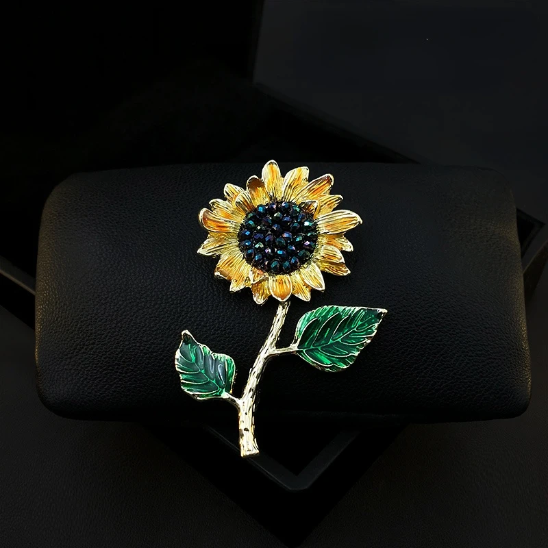 

Elegant Vintage Sunflower Brooch Women High-End Flower Pin Suit Accessories Luxury Corsage Pins Rhinestone Jewelry Neckline Pins
