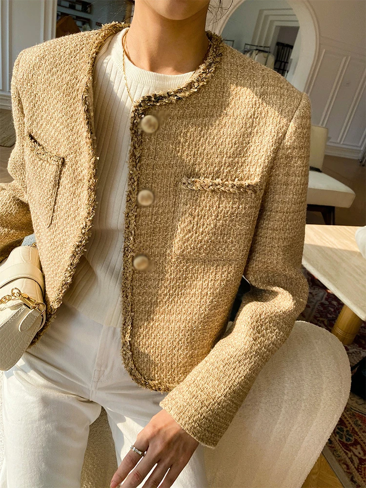 Женская короткая куртка с круглым вырезом длинным рукавом и металлическими