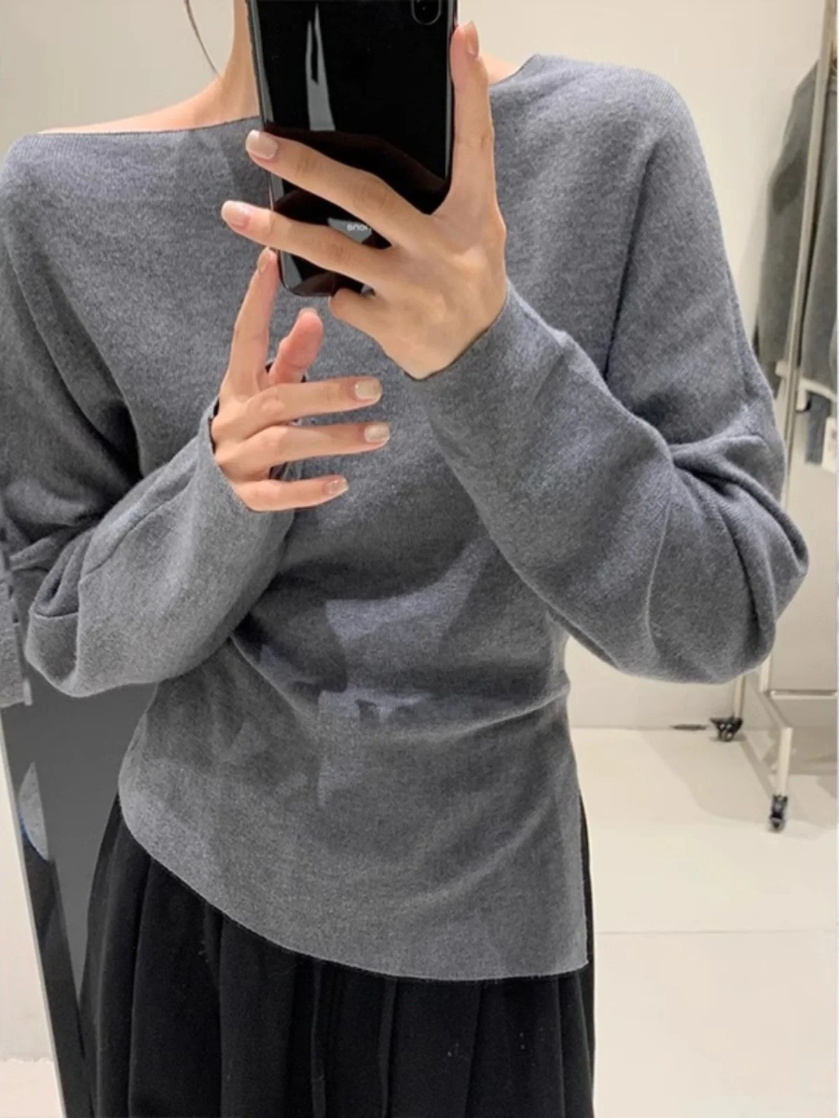 Стильная серая вязаная нижняя рубашка с открытыми плечами для женщин ранняя