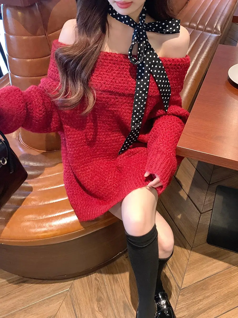 Рождественский красный вязаный свитер средней длины с открытыми плечами женский