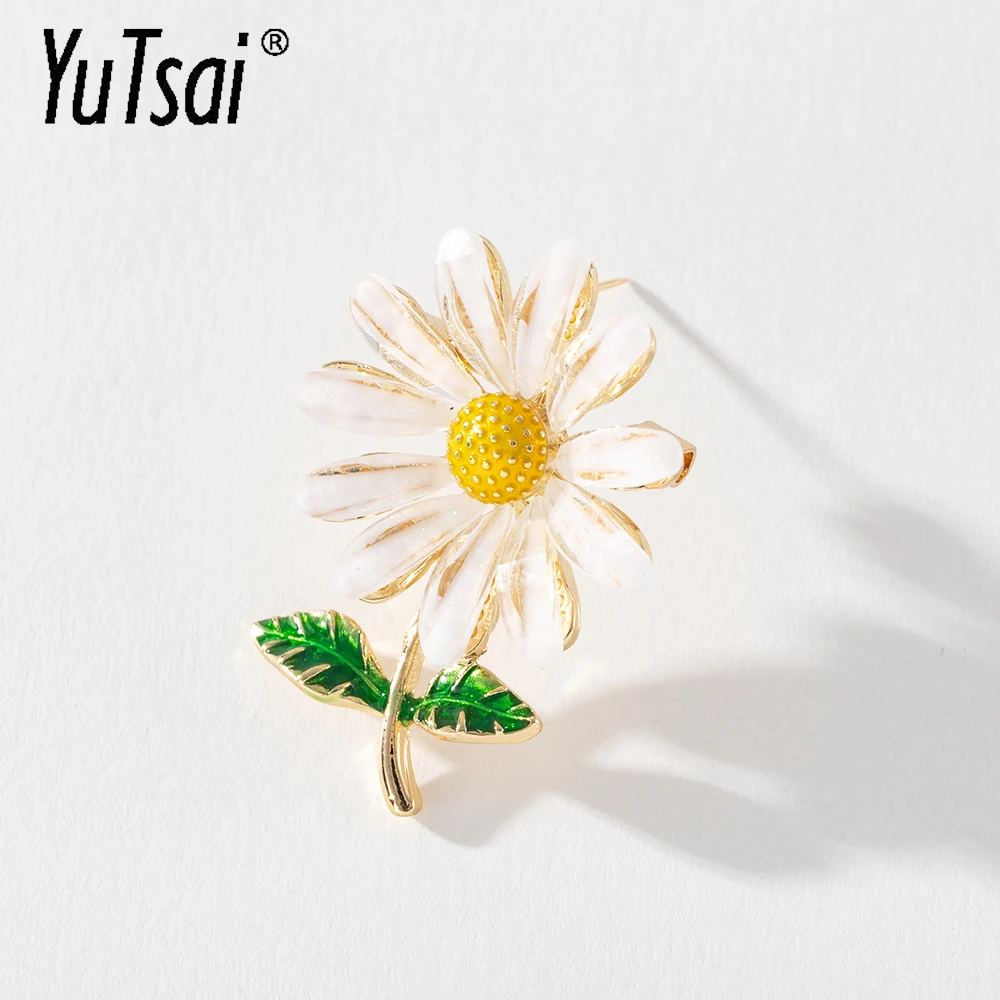 

YUTSAI New White Petal Flower Brooch Fashion Preppy Style Green Leaf Plant Gold Plated Alloy Brooch for Women Jewelry YT1078