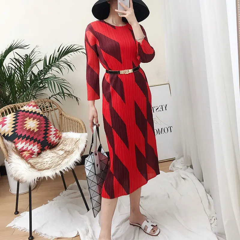 

Fashion colored royal sister wind pleated skirt 2022 spring new temperament long sleeve o neck age-aged loose knee pleated dress
