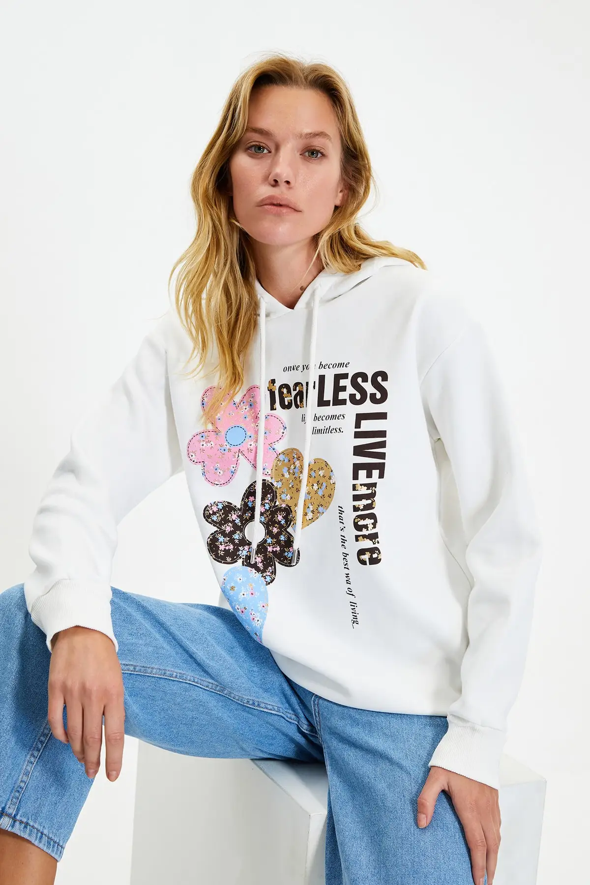

Trendyol Printed Hooded Boyfriend Knitted Sweatshirt TWOAW22SW1444