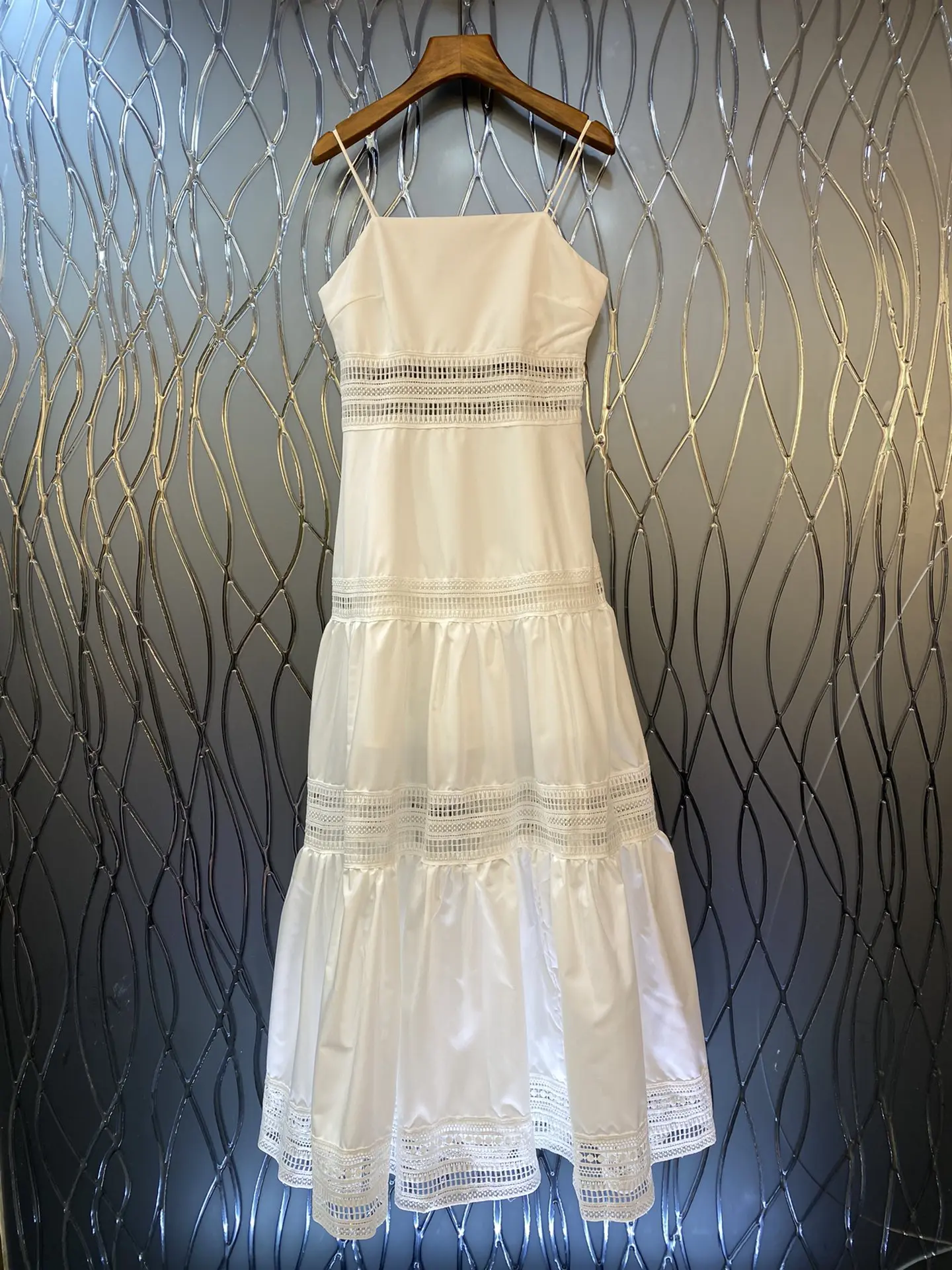 

The new dress is very good to wear slimming effect is very good easy to show thin