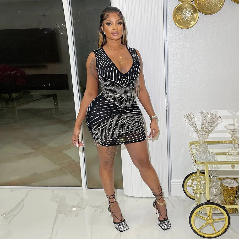 

Женское облегающее мини-платье с кисточками и V-образным вырезом