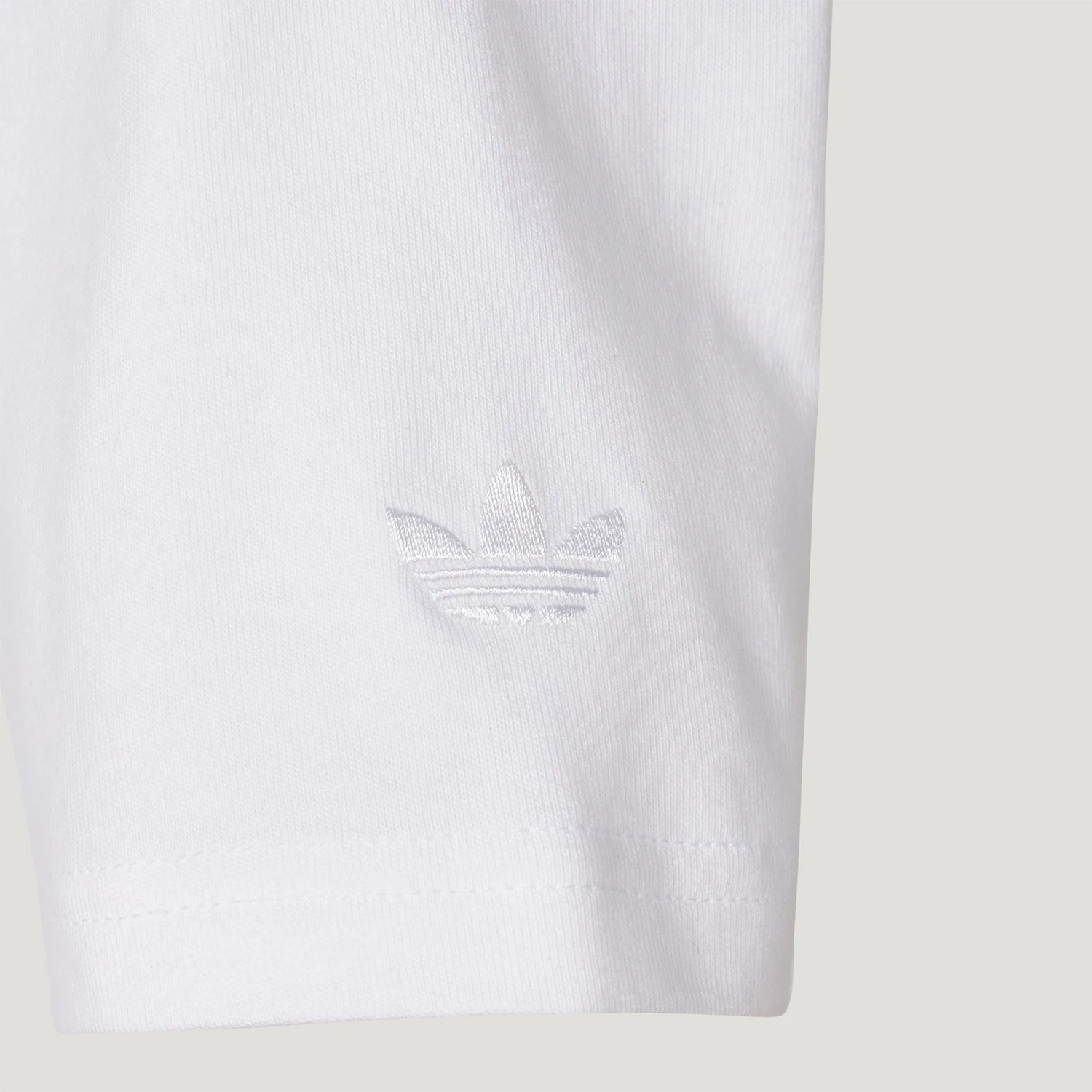 Фото Оригинальная детская футболка Adidas с принтом в виде клевера, свободного кроя, приятная к телу, модель KX7594. №4