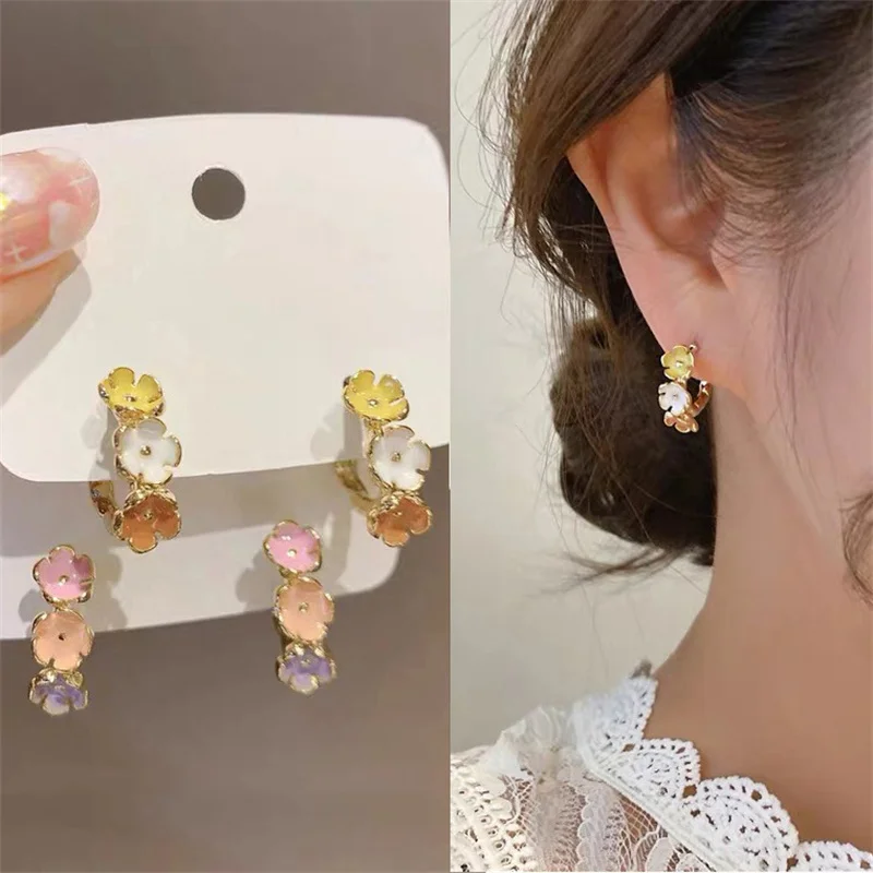 

2022 Korean Fashion Flower Earrings For Women Cute Elegant Dripping Oil Contrasting Daisy Stud Earrings Pop Party Jewelry Gifts