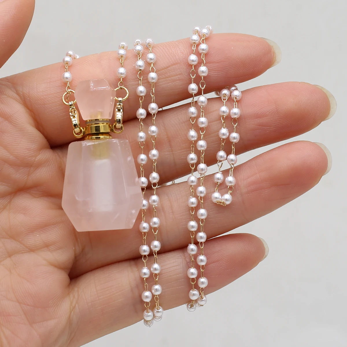 

Ожерелье из натурального камня с розовыми кристаллами