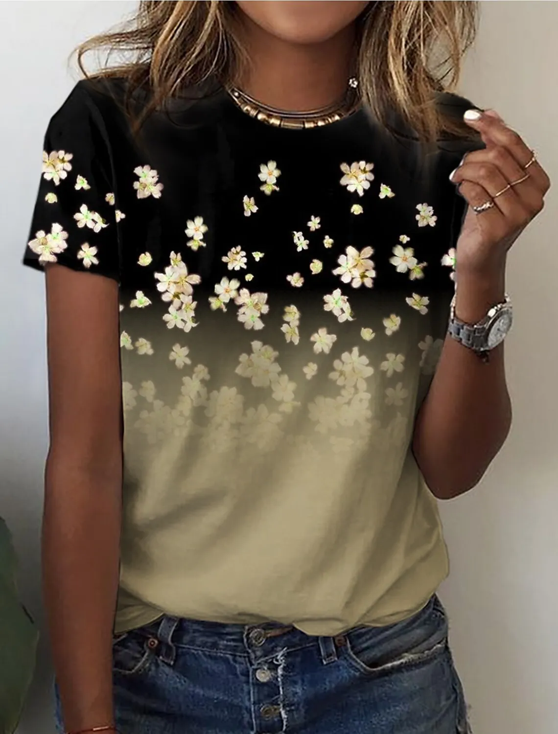 

Женская футболка с коротким рукавом и цветочным принтом