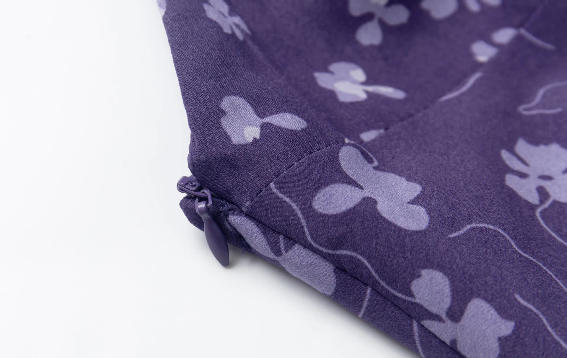 Женское мини-платье с V-образным вырезом и лямкой на шее