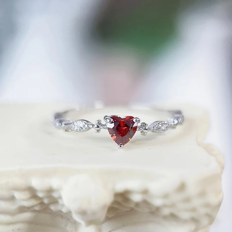 Женское кольцо в форме сердца