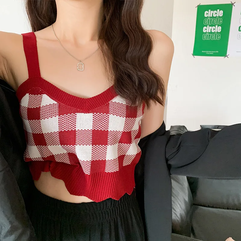 Женский короткий топ в клетку с V-образным вырезом |