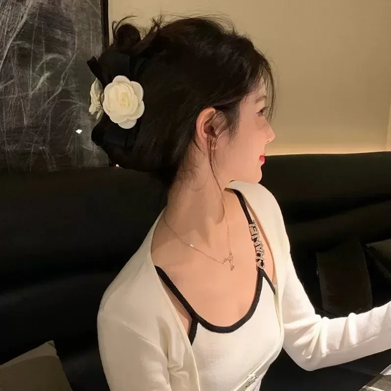 

2023 New Hair Clip Women's Xiaoxiangshan Camellia Grab High Grade Feeling Clip Back Head Spoon Shark Clip Hair Accessories