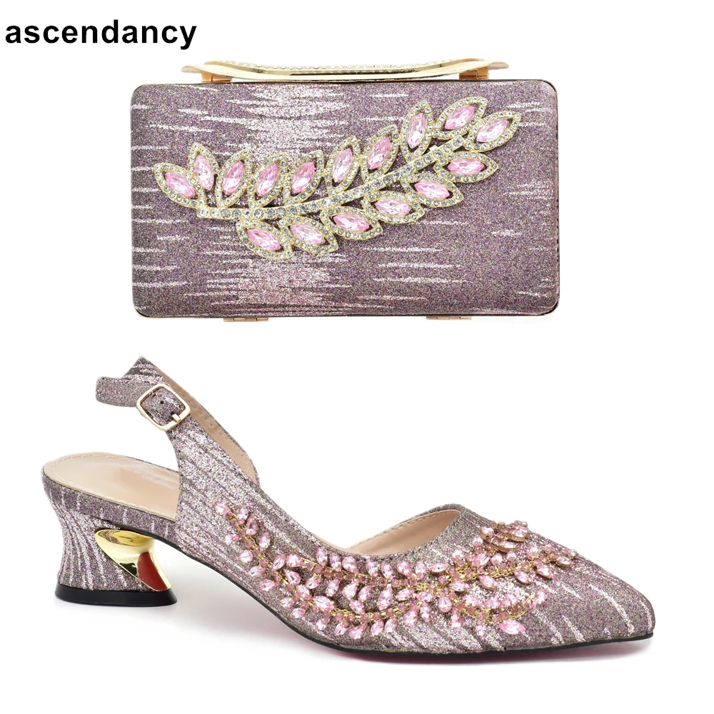 

Набор новейших женских туфель и сумок, комплект из итальянской обуви и сумочки, дизайнерская Свадебная обувь в африканском стиле, украшенна...