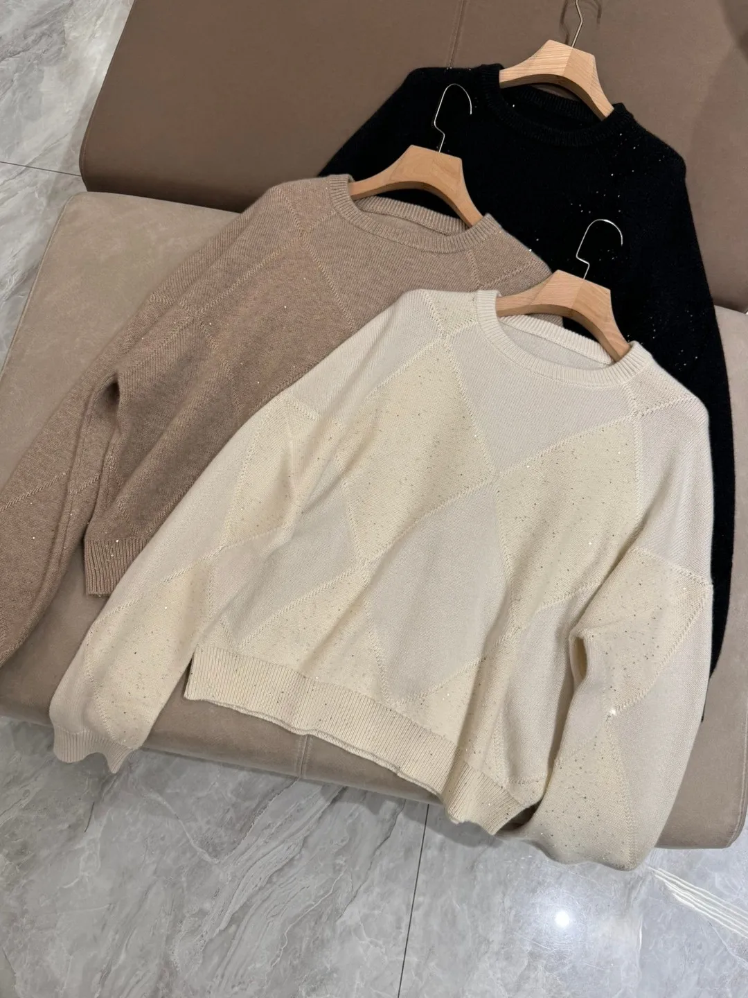 Женский кашемировый свитер с ромбическими пайетками и круглым вырезом B * C