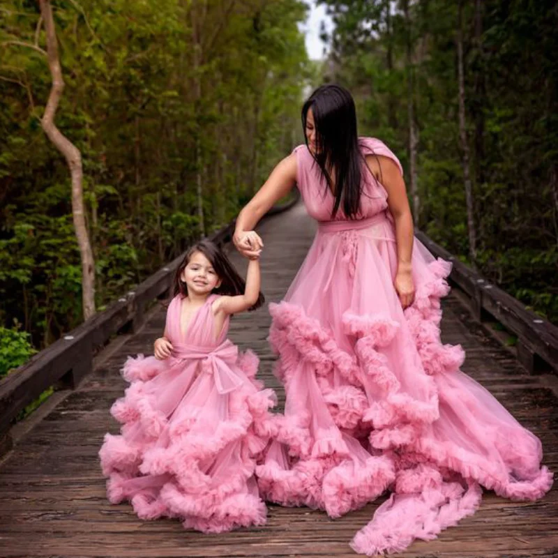Puffy Pink Mother And Daughter Matching Dresses For Family Look V   Neck Ruffles Layered Photo Shoot Mom And Me Evening Outfits