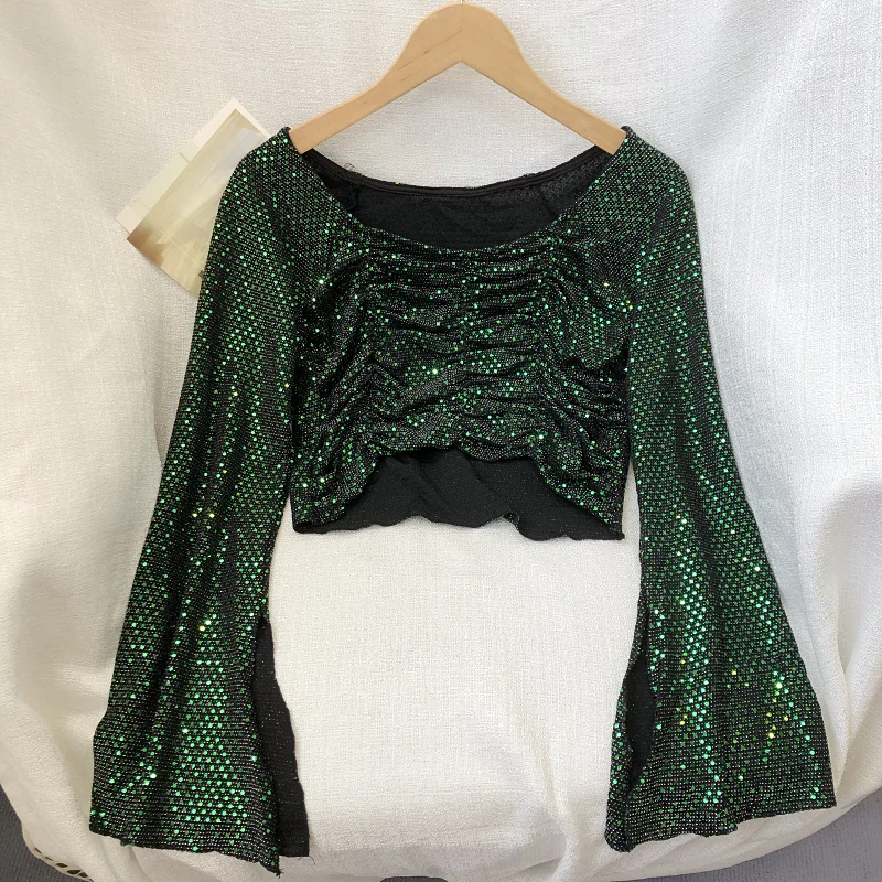 Женский короткий пуловер с открытыми плечами длинным рукавом и блестками