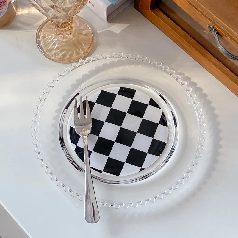 Цветная декоративная круглая тарелка-поднос для сервировки суши, десертов, закусок и фруктов в клетчатую шахматную красочную композицию для детской посуды.