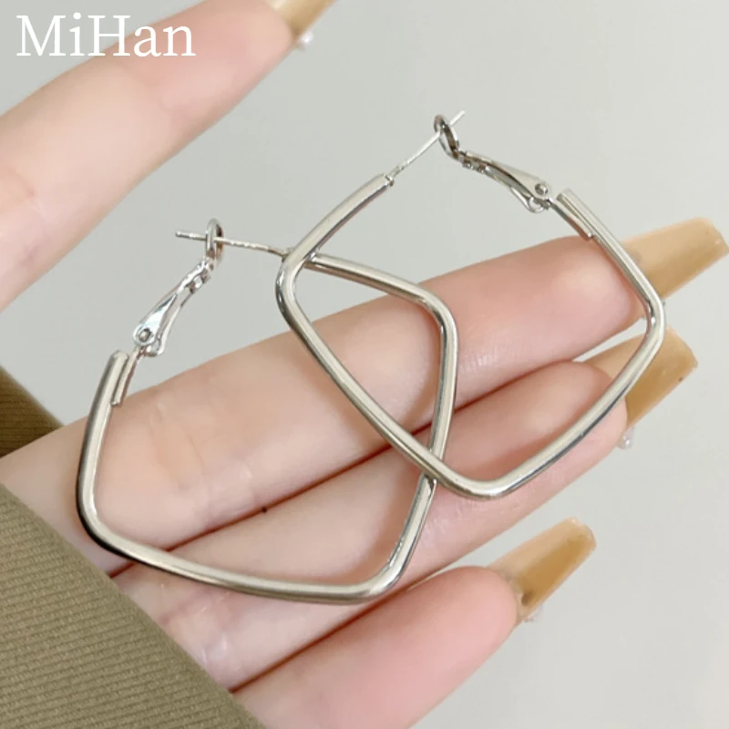 

Fashion Jewelry 2023 Trend New European and American Design Metal Hoop Earrings For Women Fashion Accessories Hot Selling