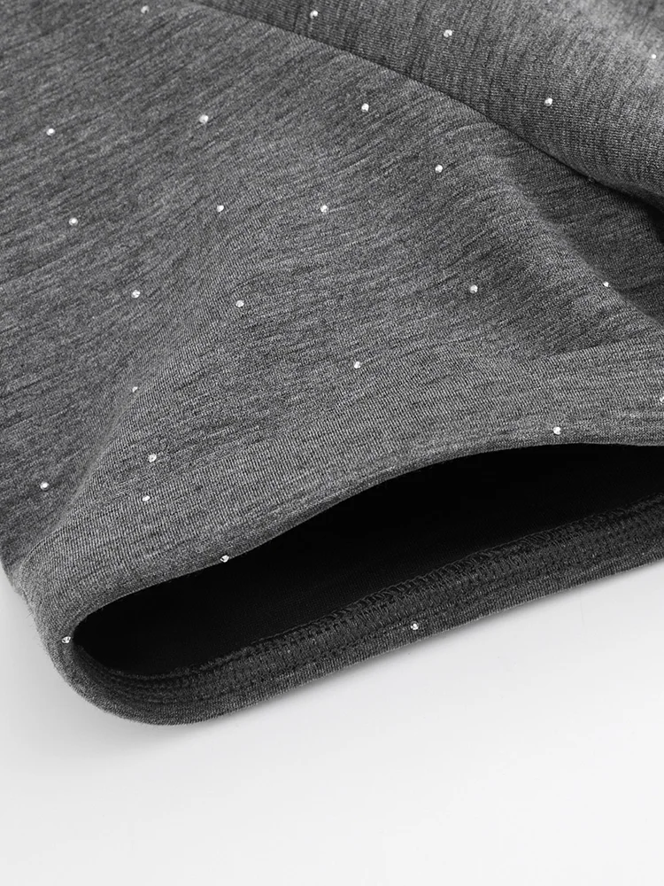 Женское платье-футболка с коротким рукавом круглым вырезом и разрезом