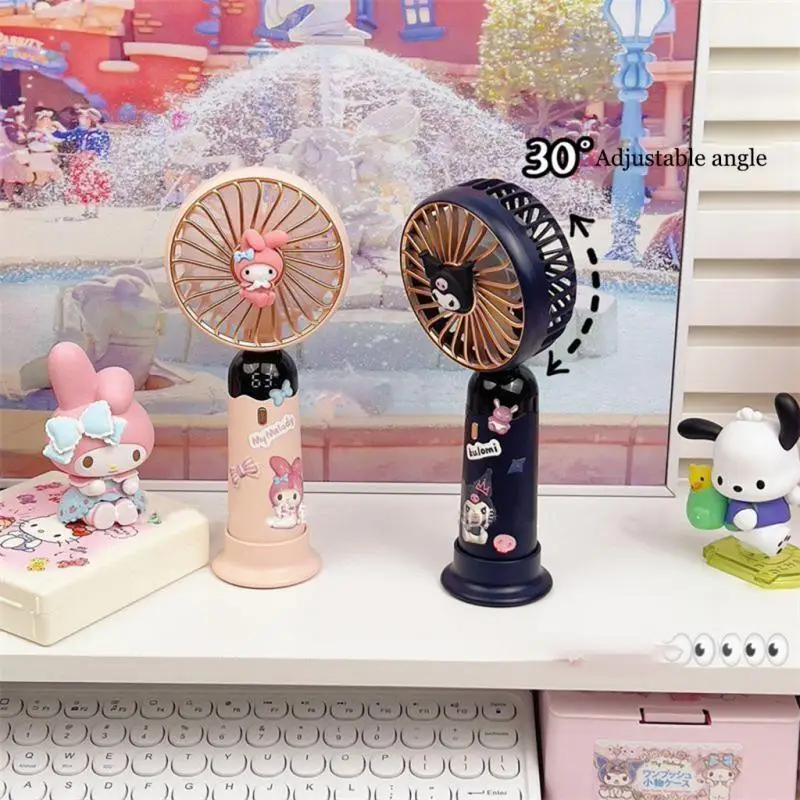 

Портативный вентилятор Kuromi с цифровым дисплеем, милая аниме мелодия, почтовый вентилятор с регулируемым углом, мультяшный Портативный Usb-перезаряжаемый вентилятор