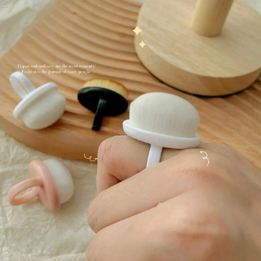 Маникюрная щетка-кольцо для чистки ногтей