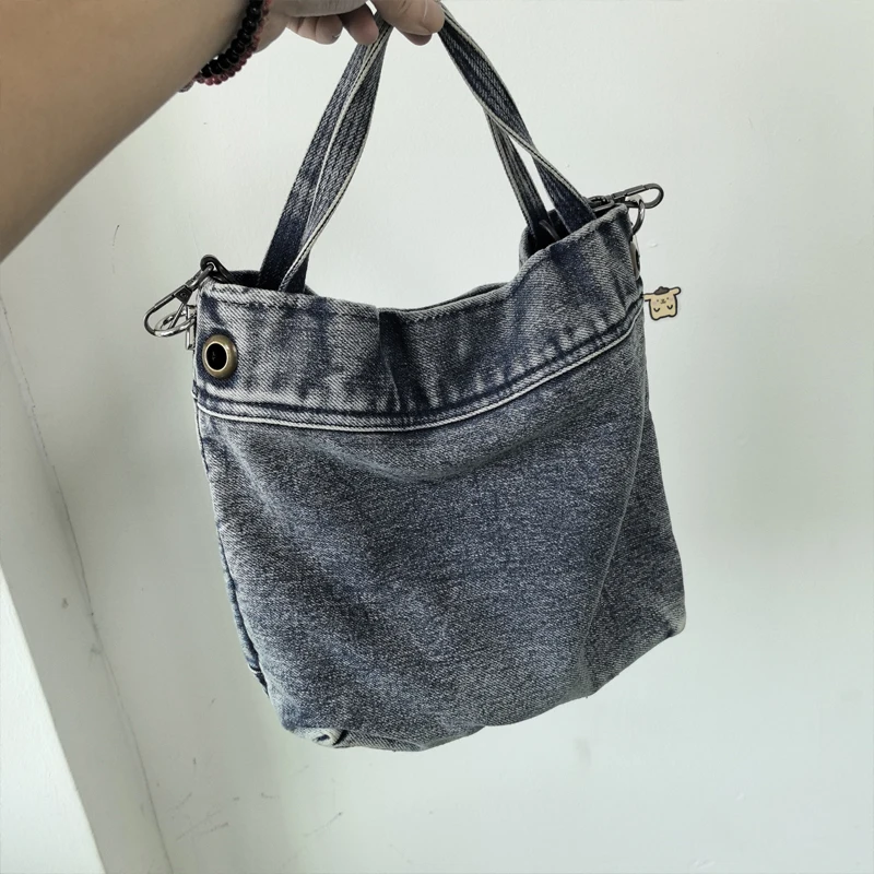 Женская джинсовая сумка через плечо из потертого денима