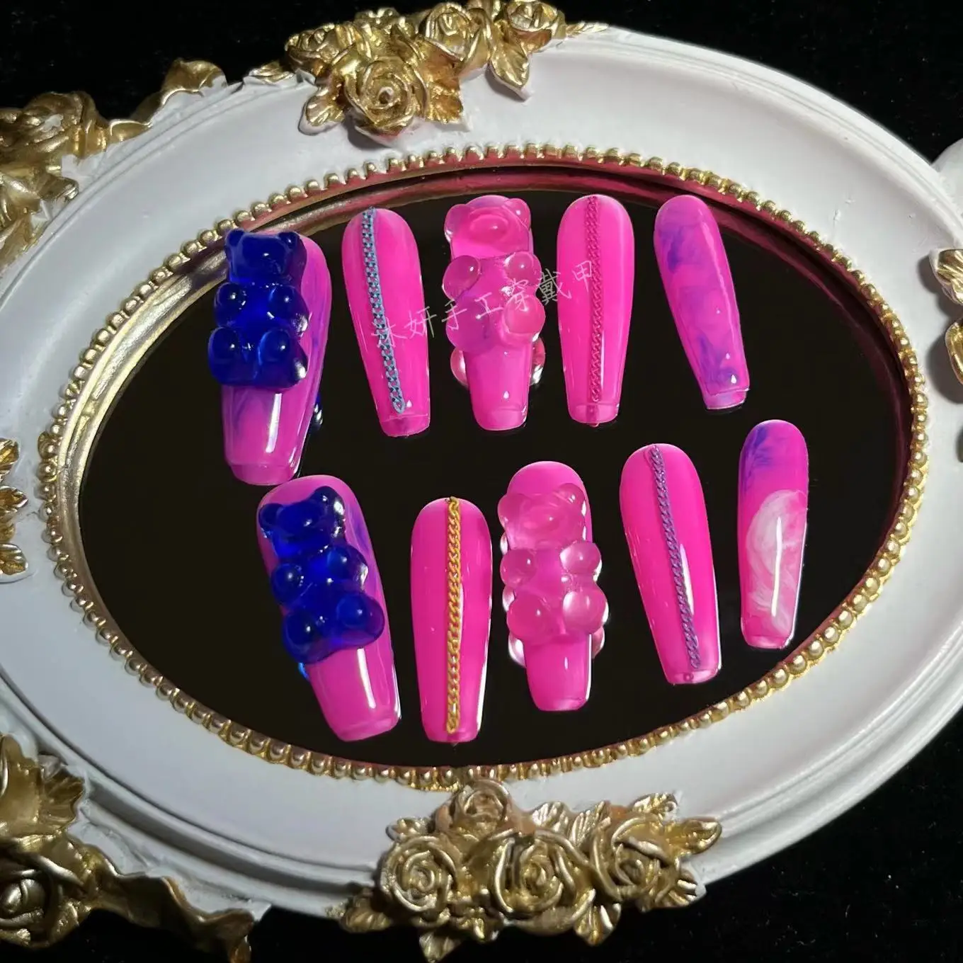 Фото Накладные ногти Y2K Dopamine Hot Pink 3D Gummy Bear ручной работы, длинные трапециевидные накладные ногти с декором в виде желейных мишек и металлической цепочкой, многоразовые №4