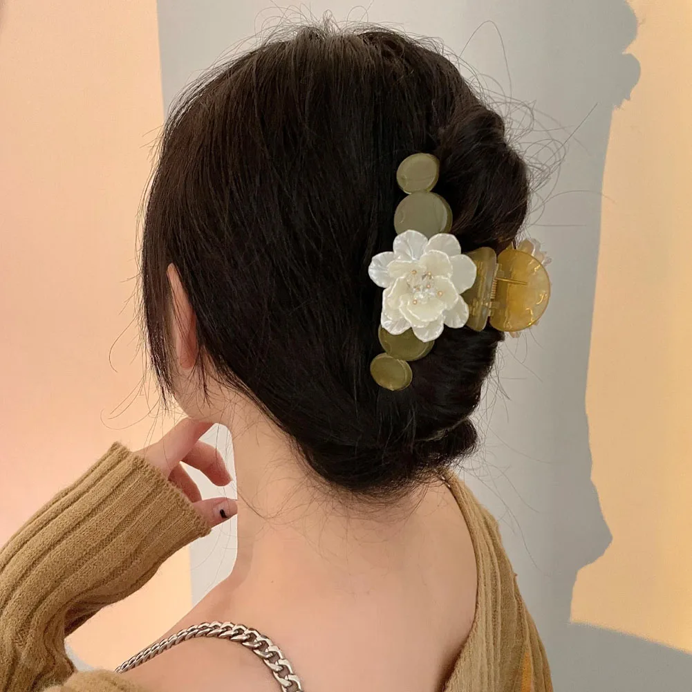 

High-quality Green Camellia Flower Acrylic Grab Clip Gentle Back Of The Head Shark Clip Bath Clip Hairpin Headwear