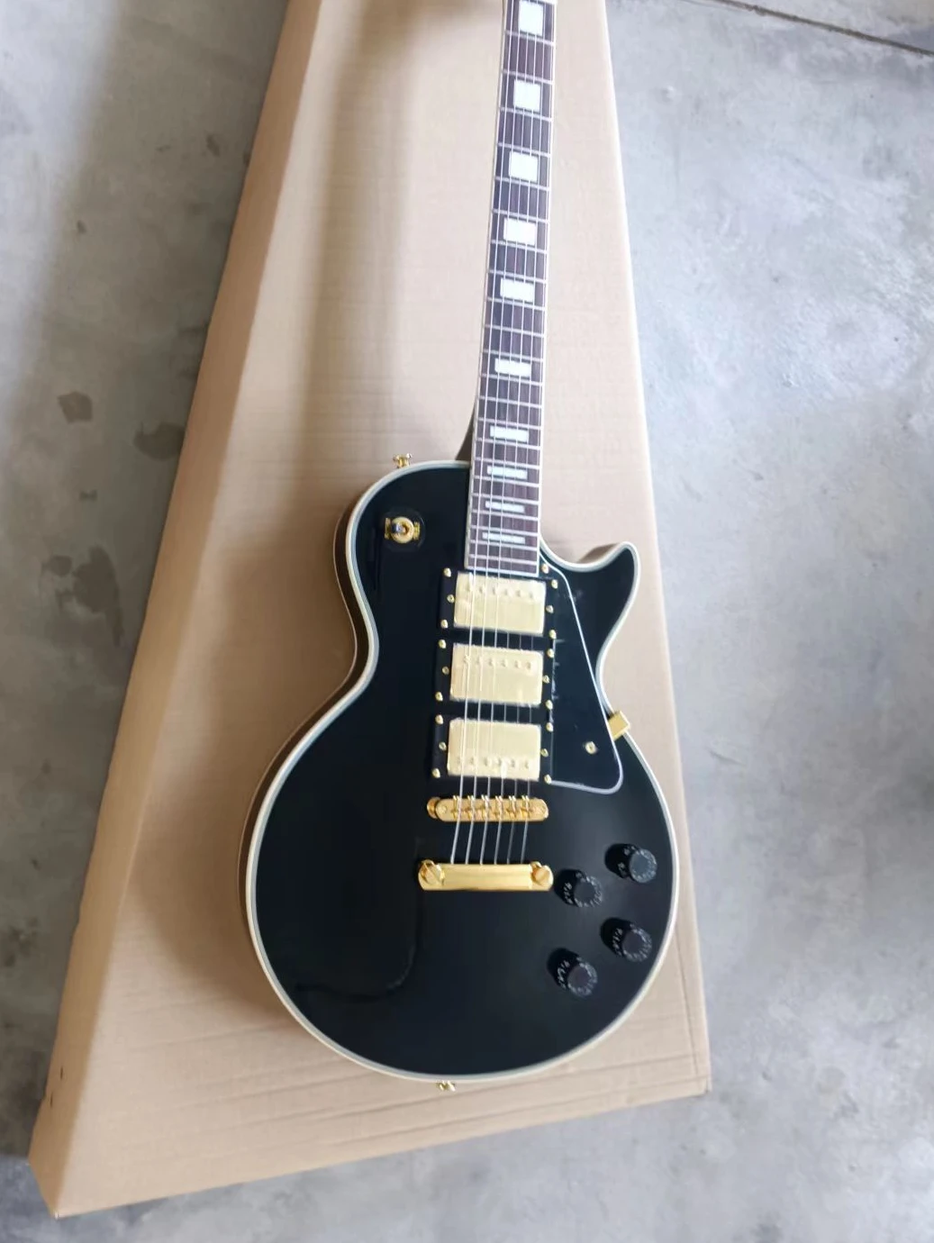 

Обновленная пользовательская Золотая электрогитара Les Paul Black Hardware
