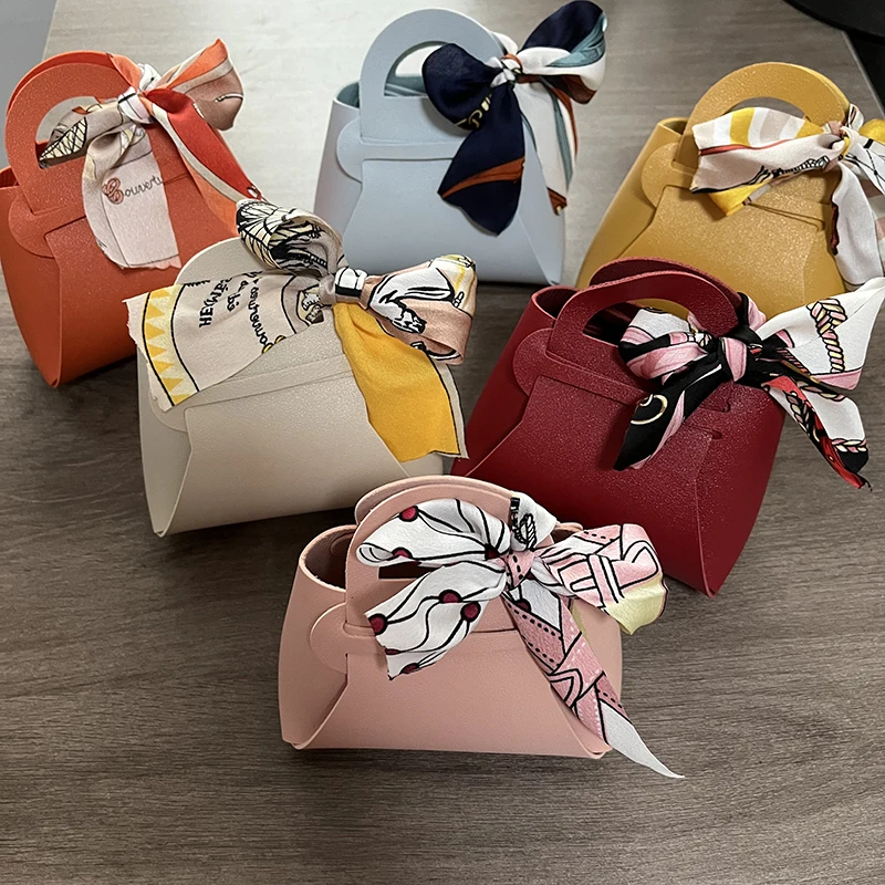 

Набор кожаных сумок с шарфами от ontnka