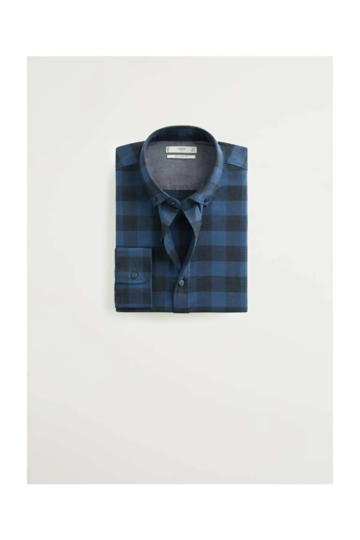 

Мужская темно-синяя рубашка в клетку