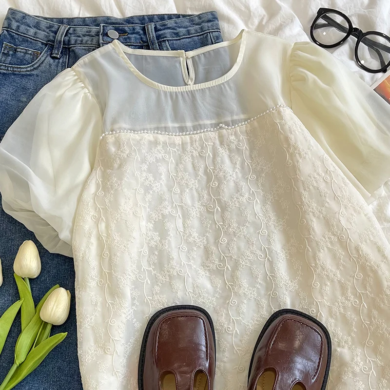 

Женская рубашка с рукавами-фонариками и вышивкой