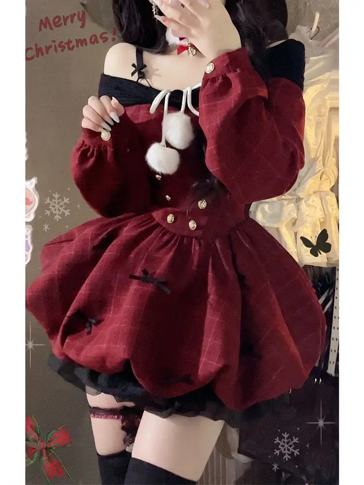 Женское платье с воротником-лодочкой и длинным рукавом