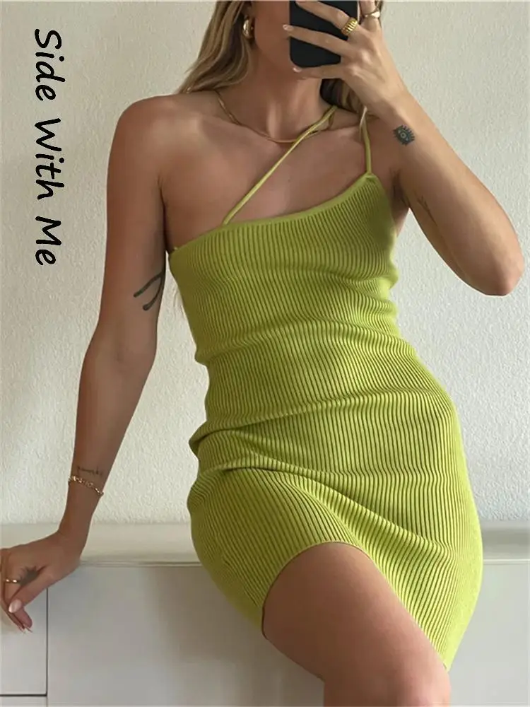 Женское трикотажное облегающее мини-платье на бретельках с открытой спиной |