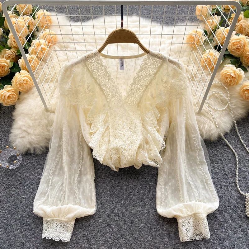 

Ажурная кружевная приталенная блузка с v-образным вырезом и сетчатой юбкой феи