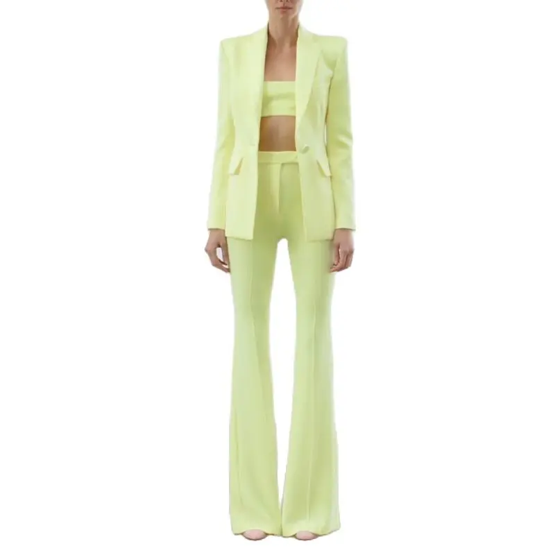 

Женский костюм-блейзер на одной пуговице, с лацканами