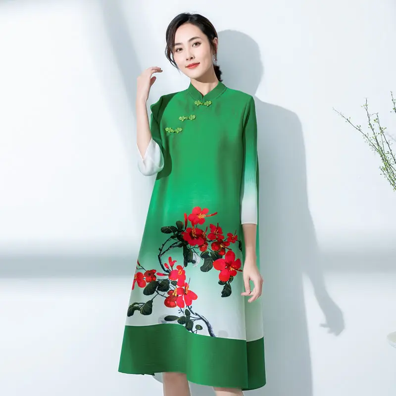 

Middle-aged mother large size pleated dress female 2022 spring new Chinese wind aggrarity improvement cheongsam o neck skirt