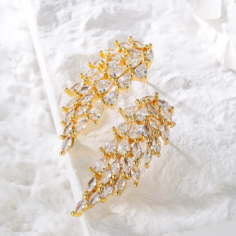 Серьги-подвески в виде листьев с фианитом