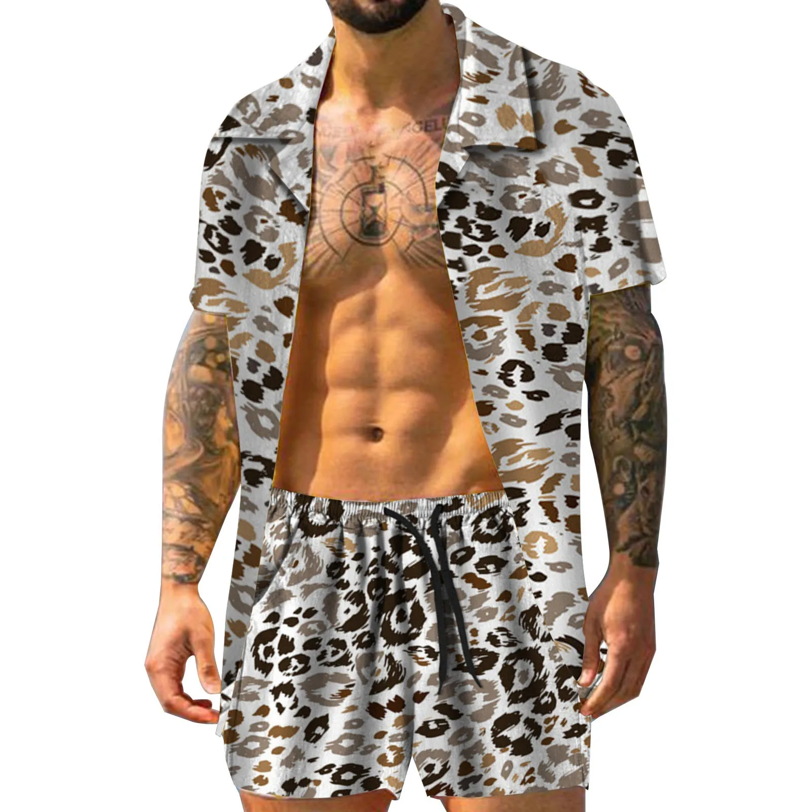 

Костюм мужской летний из 2 замшевых шорт с леопардовым принтом и короткими рукавами