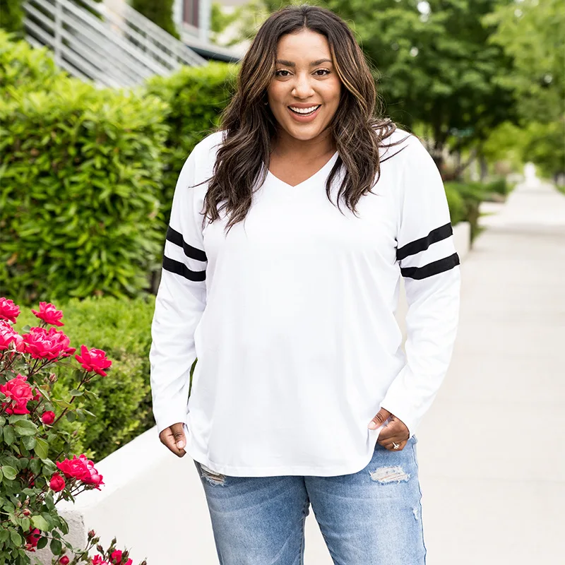 

Женская блузка с длинным рукавом и V-образным вырезом