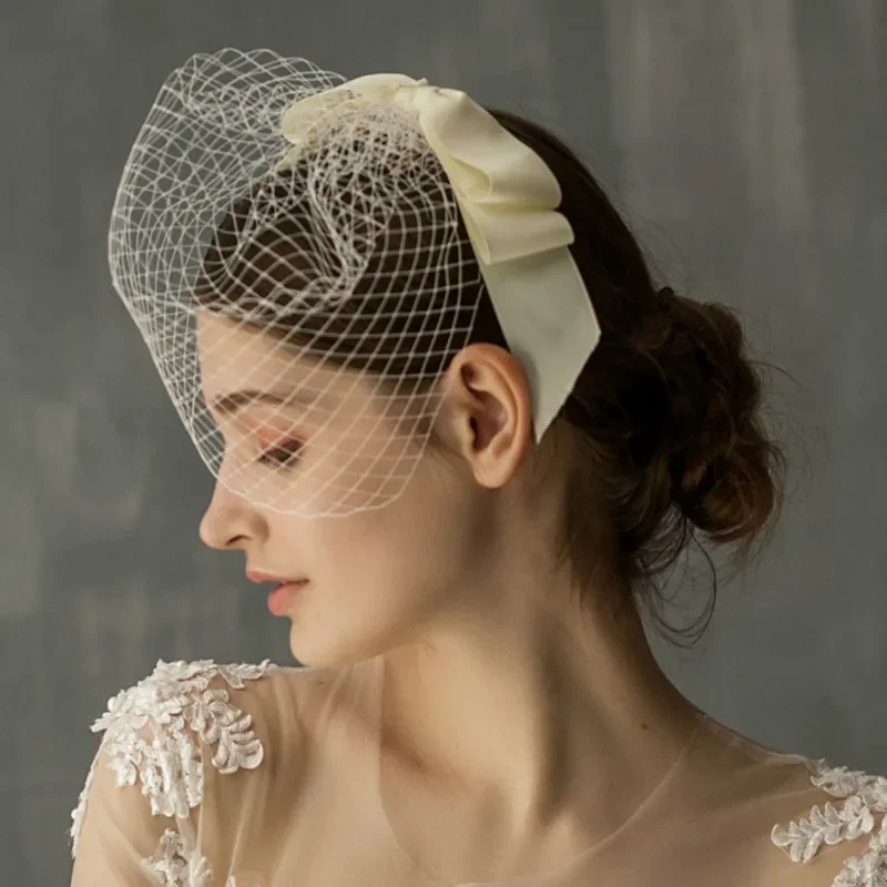 Белая Фата на голову для невесты сетчатая фата с кристаллами и бантом лицо