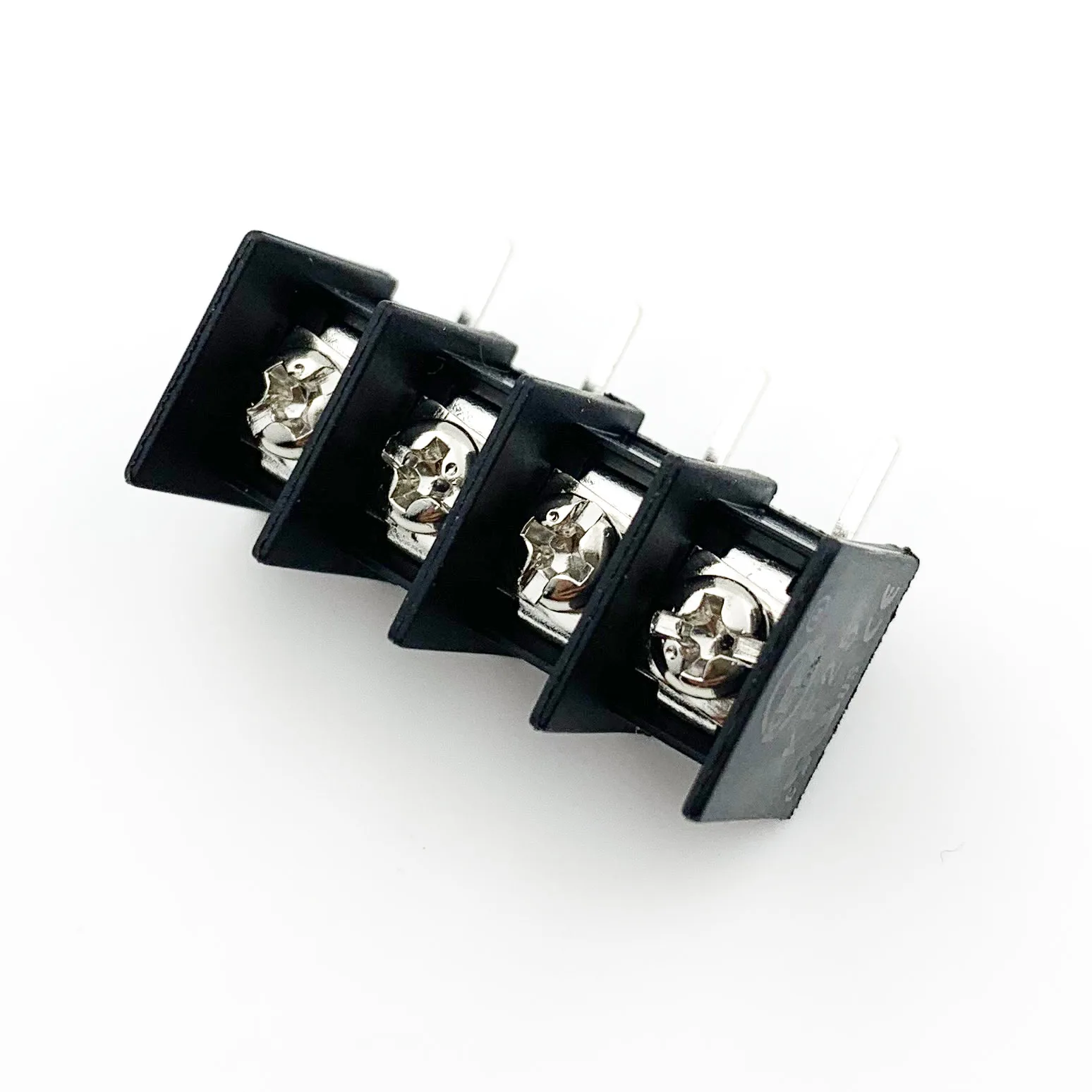 Клеммная колодка с прижимной пластиной под винтом. Клеммник зажимной на плату. Клеммник dg238-04p. Kf 45. Черные клеммники на печатную плату.