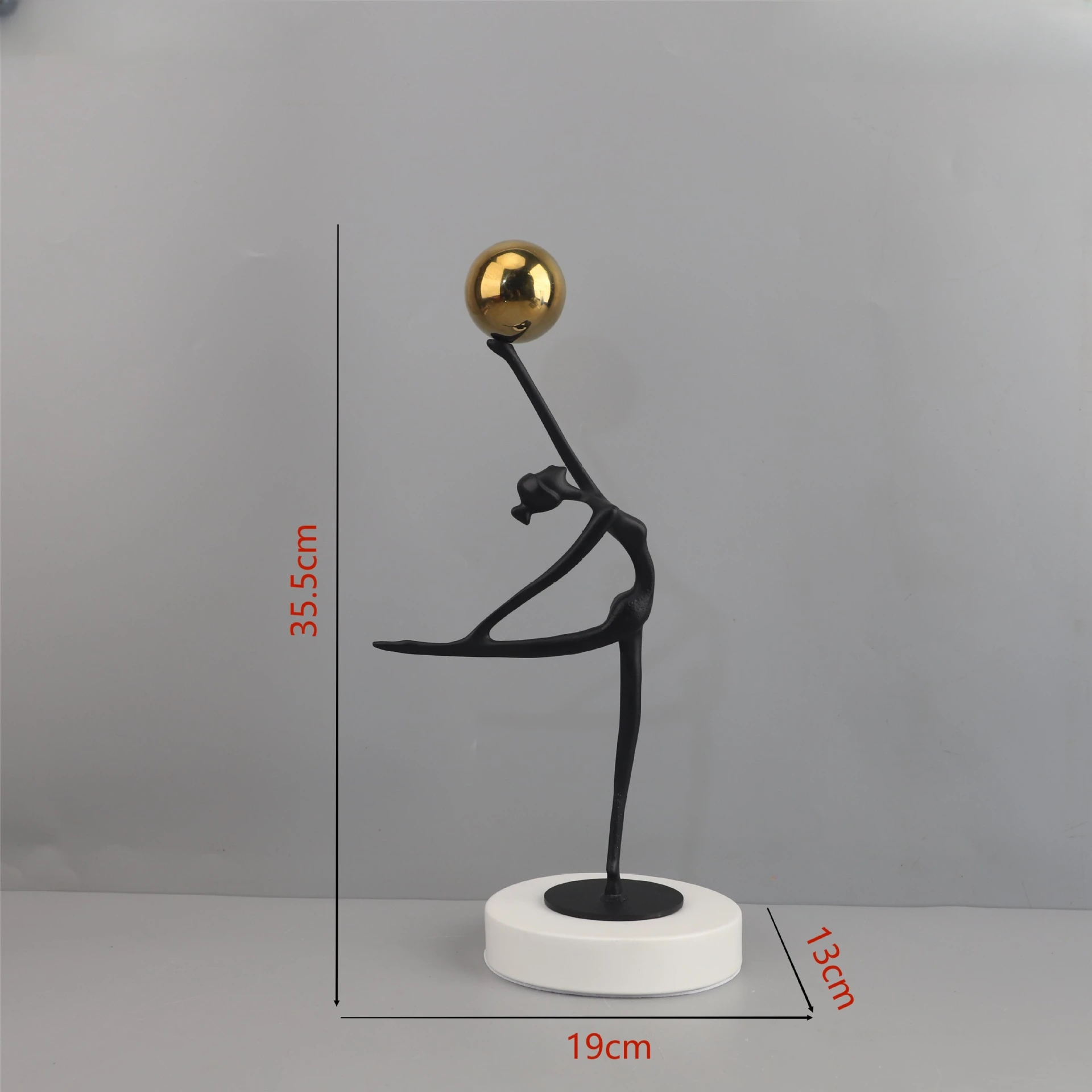 

Металлическая статуэтка танцующей девушки