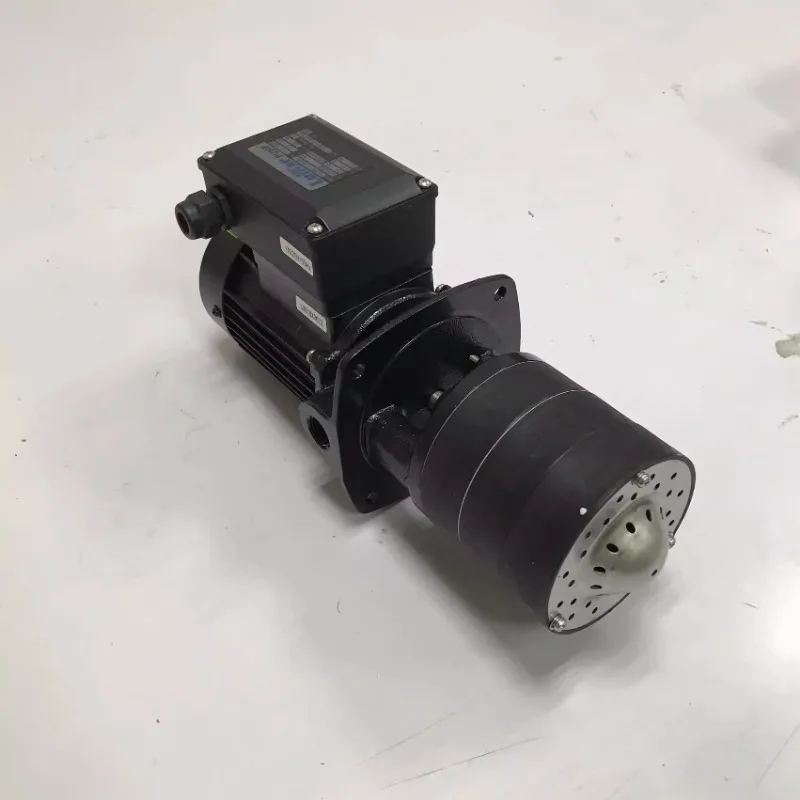 Гравировальная машина с охладителем оснащена погружным циркуляционным насосом