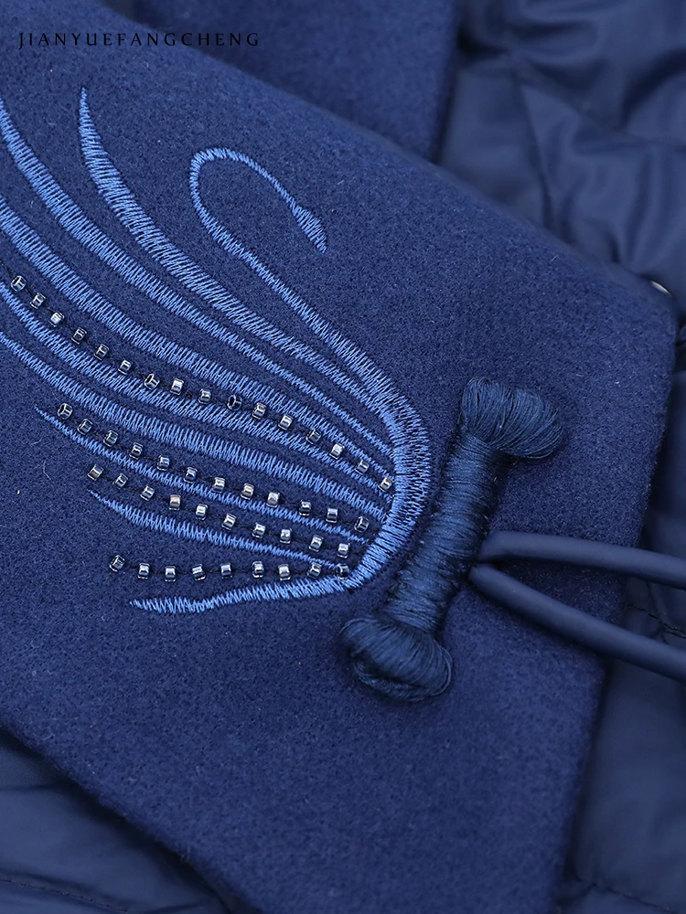 Женский зимний длинный пуховик выше колена с вышивкой павлином и длинным рукавом